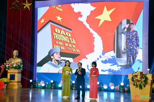 Công đoàn ngành giáo dục Hà Nội tặng quà Tết gia đình chiến sĩ biên giới, đảo xa